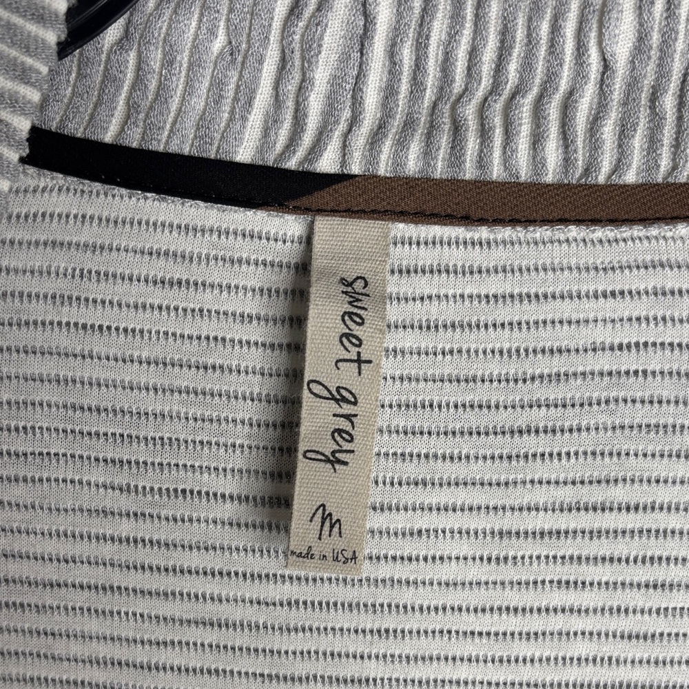 Elegant Gray Striped Women's Cardigan - Picture 2 of 4